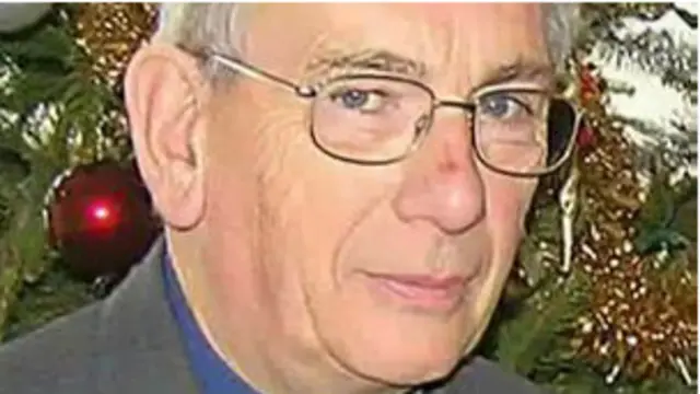 Imagen del sacerdote anglicano de 74 años Gordon Rideout. Tiene gafas y el pelo canoso. 