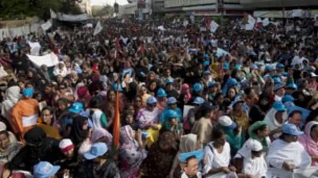 کراچی پریس کلب کے باہر پیر کی شام کو متحدہ قومی موومنٹ کے کارکنوں کی ایک بڑی تعداد نے پہنچ کر احتجاج کیا