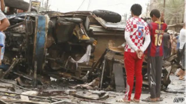 Restos de uno de los automóviles que estallaron en Bagdad