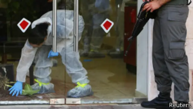 Следователи в конторе банка "Апоалим" в Беэр-Шеве