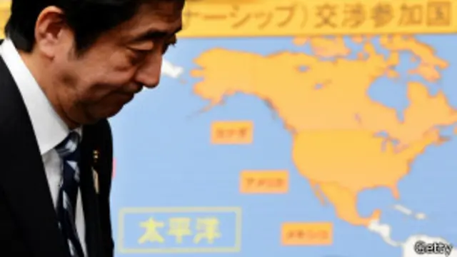 Primer Ministro de Japón, Shinzo Abe, frente a mapa del TPP