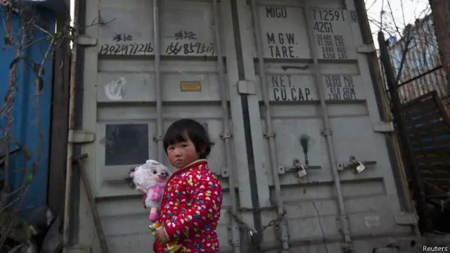 住在货柜箱中的儿童