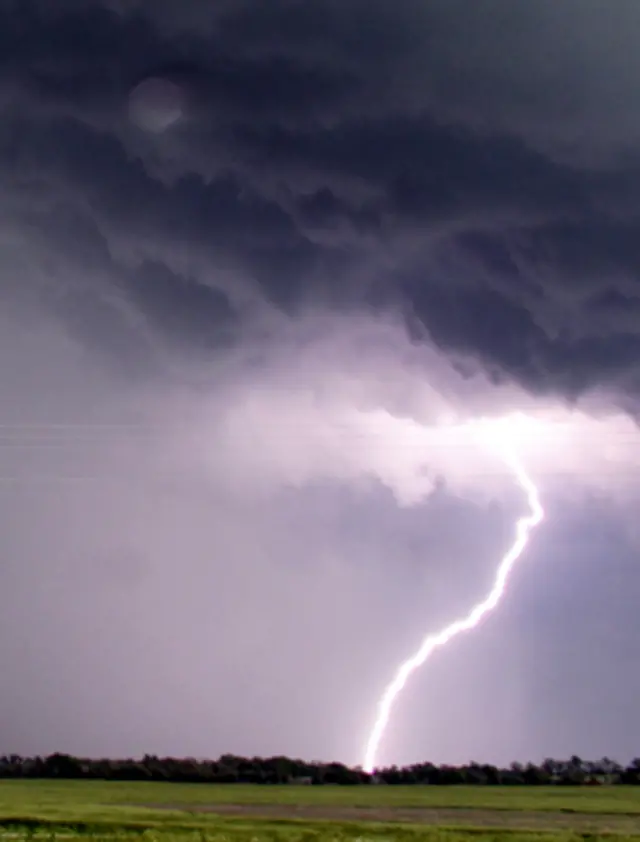 بلغت سرعة الرياح 321 كيلومترا بالساعة