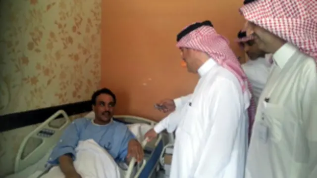 مسؤولون من وزارة الصحة السعودية يتفقدون حالة أحد المصابين بالفيروس