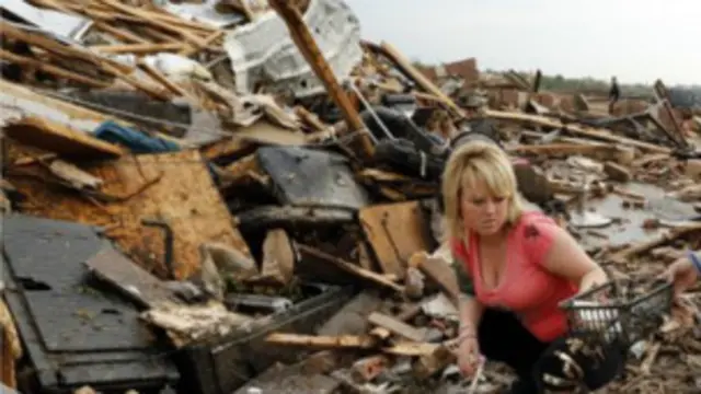 320 کلومیٹر فی گھنٹا کی رفتار سے چلنے والی ہواؤں نے محلے کے محلے تباہ کر دیے اور عمارتیں اکھاڑ کر رکھ دیں۔