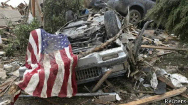 بگولے کی زد میں آ کر درجنوں گاڑیاں اور ٹرک بھی تباہ ہو گئے 