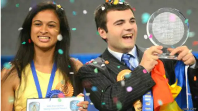 پہلا انعام رومانیہ کے 19 سالہ آيونیٹ بوڈسٹينو کو ایک سستی خود کار گاڑی کے موڈل کے لیے دیا گیا