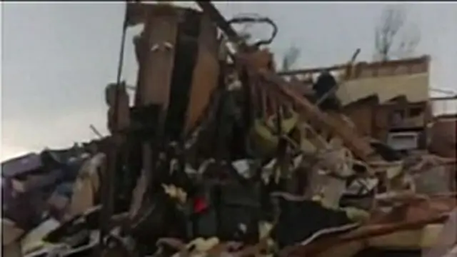 Destruição em Moore depois da passagem do tornado (BBC)