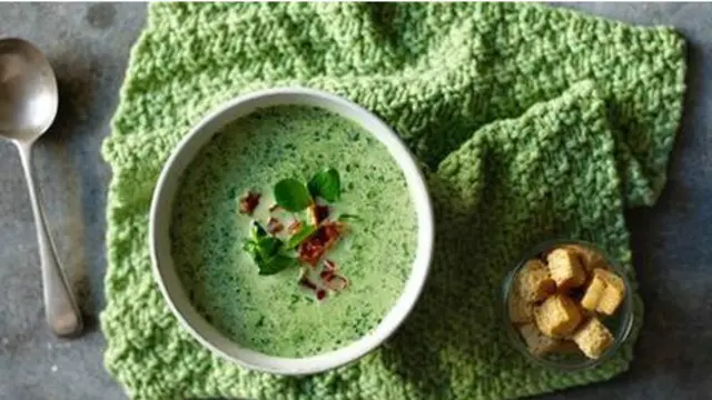 A nutricionista Helen Ford sugere adicionar carnes ou legumes as sopas.