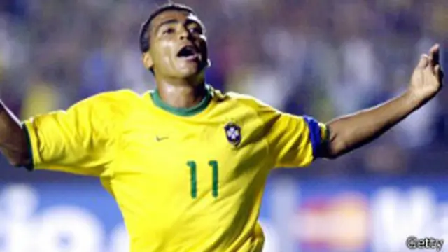 Romario festeja un gol ante Perú en 2001