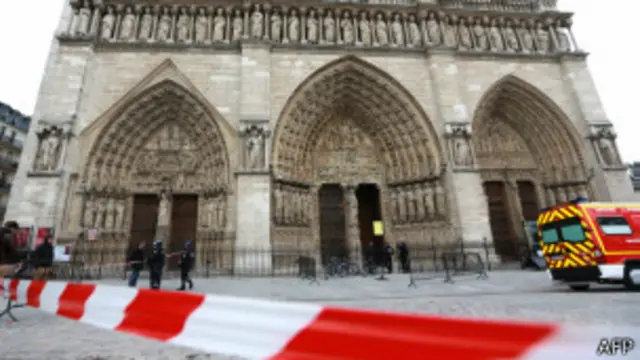 Dominique Venner menembak dirinya sendiri di dalam Katedral Notre-Dame.