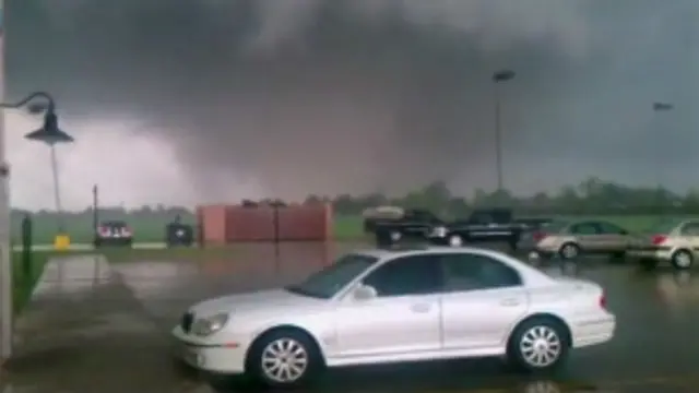 ओकलाहोमा में आए भीषण तूफान में 20 मील तक के इलाकों में भारी तबाही हुई है. 