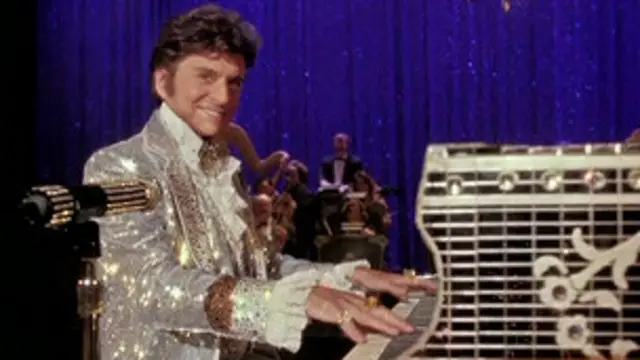 ٹیلی فلم میں امریکی پیانو نواز لیبریس کا کردار مائیکل ڈگلس نے ادا کیا