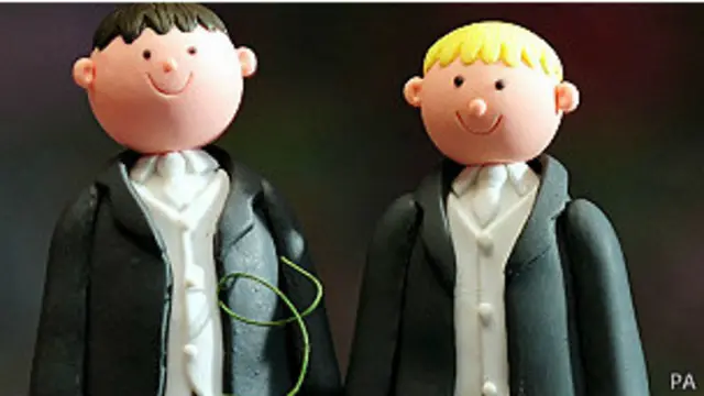 Украшение свадебного торта геев