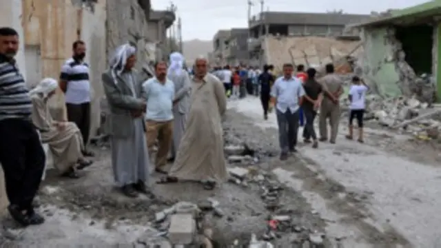 Dua bom mobil meledak menyebabkan kerusakan luas di daerah Tuz Khurmato. 