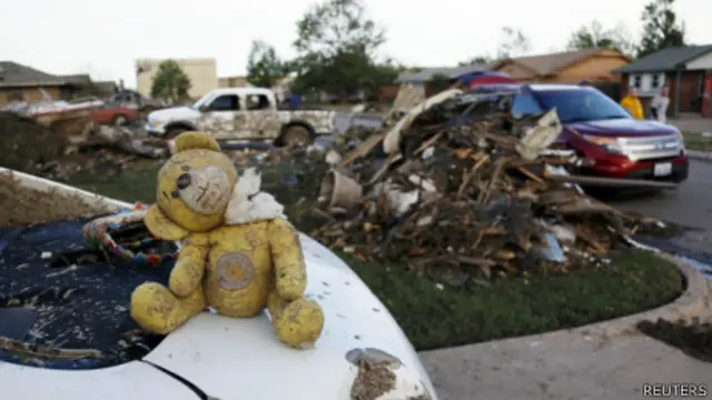美国穆尔市龙卷风灾场一只玩具熊掉在一辆被毁汽车的后备箱上（21/5/2013）