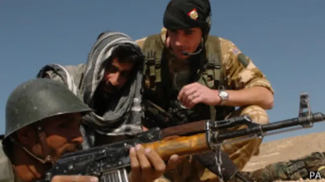 驻阿英军培训当地士兵