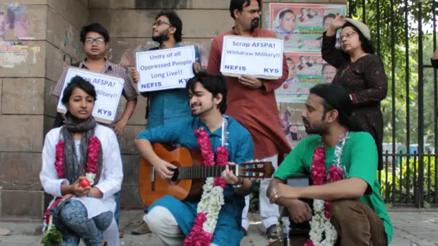 संगीत का आनंद लेते कुछ युवा गायक