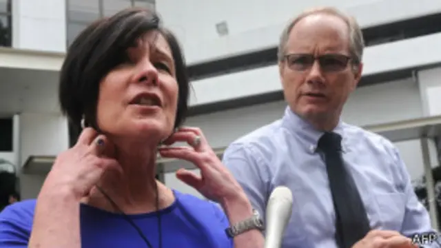 沙恩·托德父母里克(右)与玛丽在新加坡初级法庭大楼外接受媒体采访(16/5/2013)