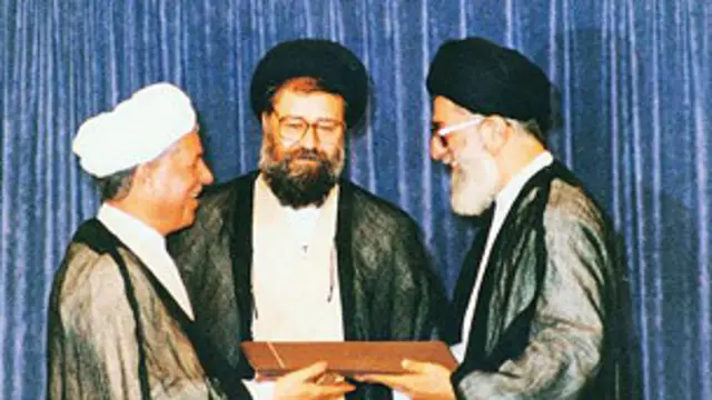 احمد خمینی در مراسم تنفیذ حکم ریاست جمهوری اکبر هاشمی رفسنجانی توسط آقای خامنه ای