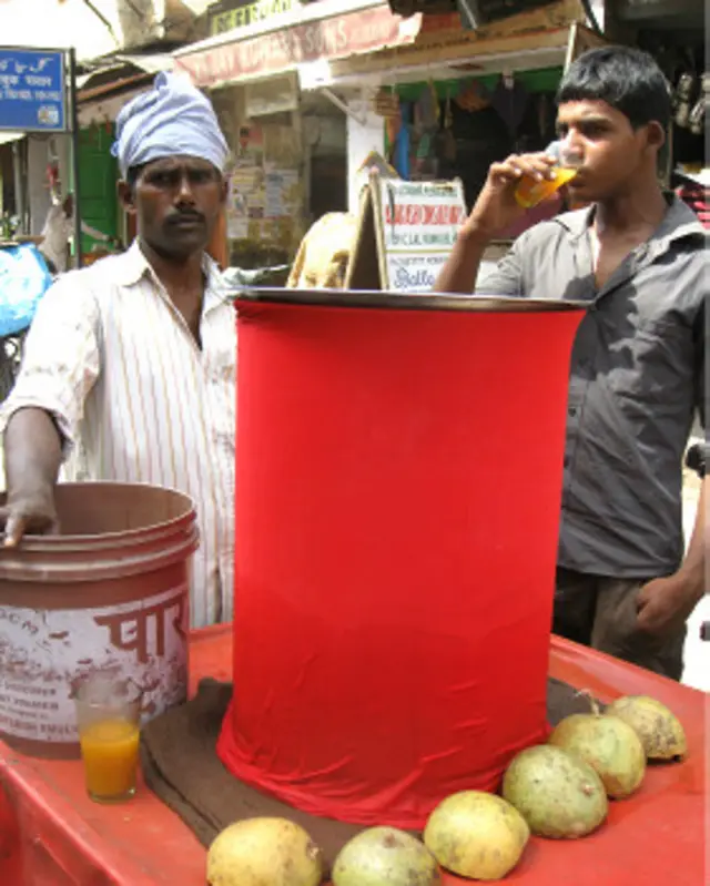 पुरानी दिल्ली में बेल शर्बत वाला