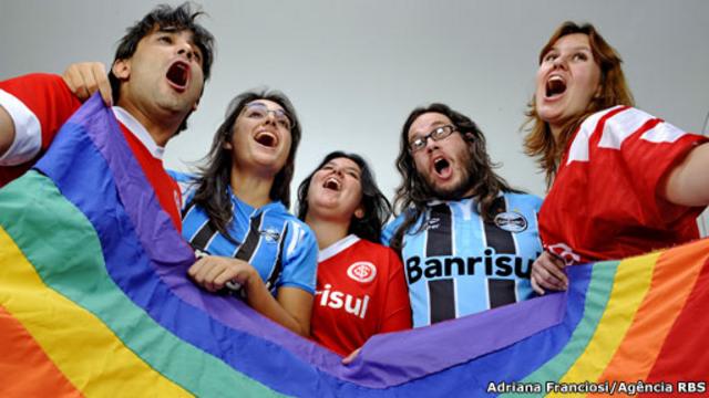 Membros das torcidas Queerlorado e Grêmio Queer (Foto: Adriana Franciosi/Agência RBS)
