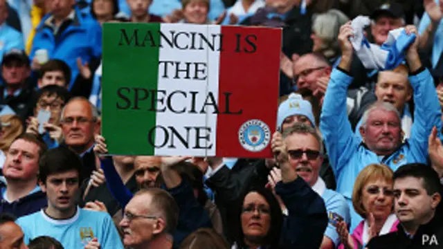 Aficionados apoyan a Mancini