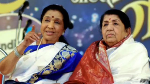 एक समारोह के दौरान आशा भोसले और लता मंगेशकर.