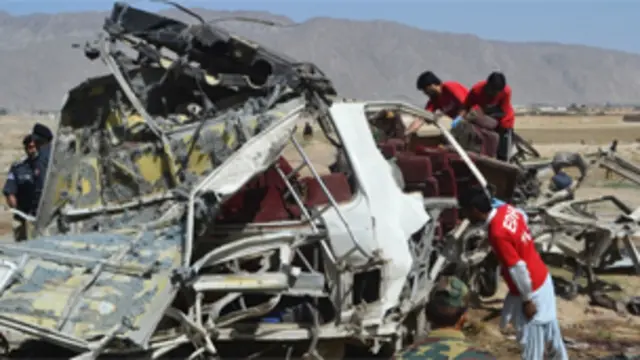 اس بم حملے میں پولیس کی بس کو نشانہ بنایا گیا