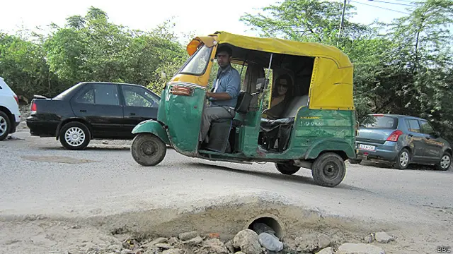 रिहाइशी इलाकों में गैर-कानूनी ऊंचे-नीचे स्पीड ब्रेकर दिखाई देते हैं.