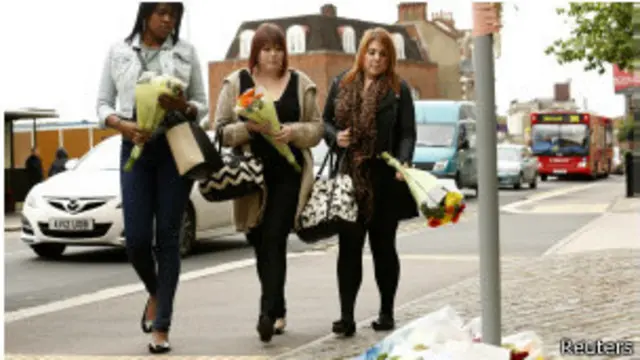 На место трагедии в Вуличе несут цветы