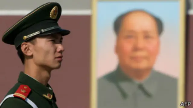 Soldado monta guardia en Tiananmen con fondo de foto de Mao Tse Tung