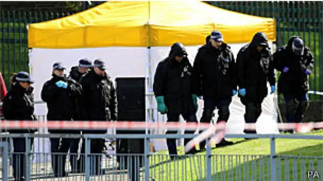 Policiais fazem buscas em local de assassinato de soldado, Woolwich (PA)