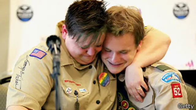 Гомосексуальные скауты обнимаются и плачут 23 мая 2013 года
