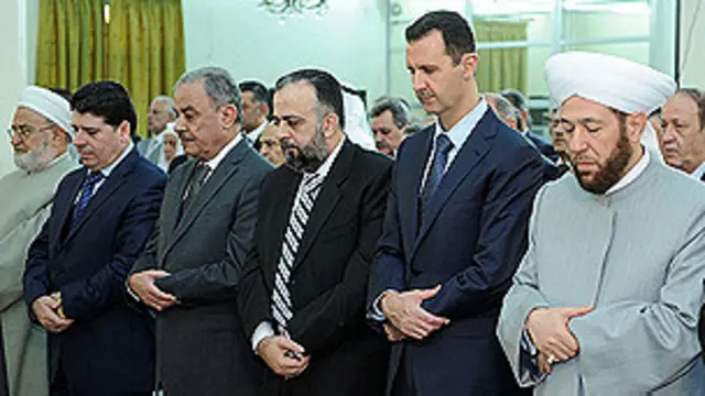 بشار اسد در نمازهای عید فطر و قربان، به شیوه اهل سنت نماز می خواند