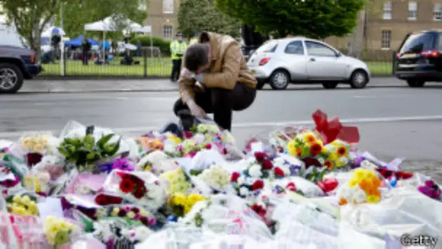 К месту убийства Ригби продолжают нести цветы