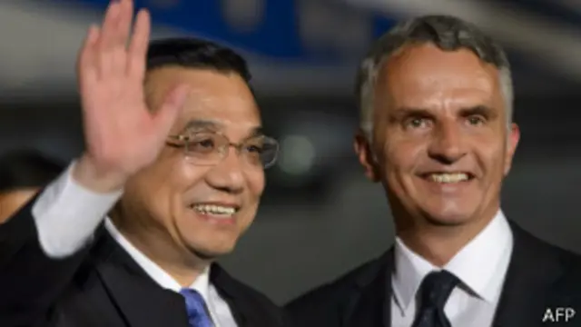 李克强与瑞士外长布尔克哈尔特在苏黎世机场