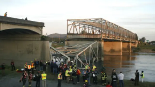 स्थानीय समय के अनुसार शाम 7 बजे पुल ढहा, जिसके बाद बचाव अभियान तत्काल शुरू कर दिया गया.