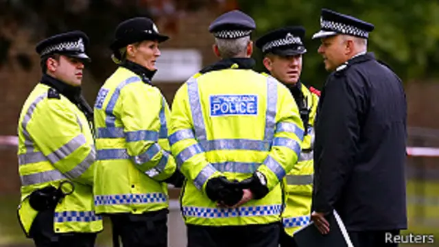 أفراد من شرطة لندن في مكان الإعتداء