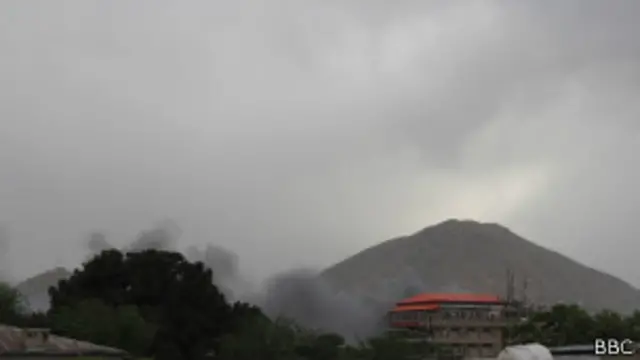 پنډ لوګي له لرې ځایه لیدل کېږي، چې د ښار له مرکزي برخې هوا ته پورته کېږي.