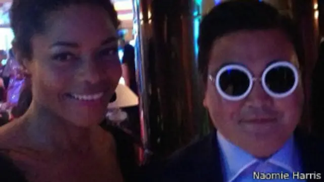 Naomie Harris con el falso Psy