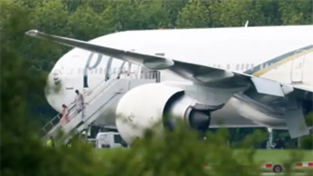 په الوتکه کې ٢٩٠ سپرلۍ وې، چې له لاهوره مانچستر ته روانه وه. 