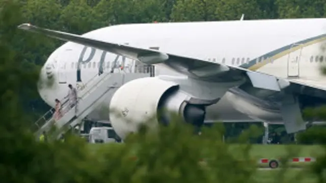 کله چې د الوتکې کارکونکو د ښکېلو کسانو د بیلولو هڅه کوله، نو الوتکې ته د زیان اړولو ګواښونه شوي وو.