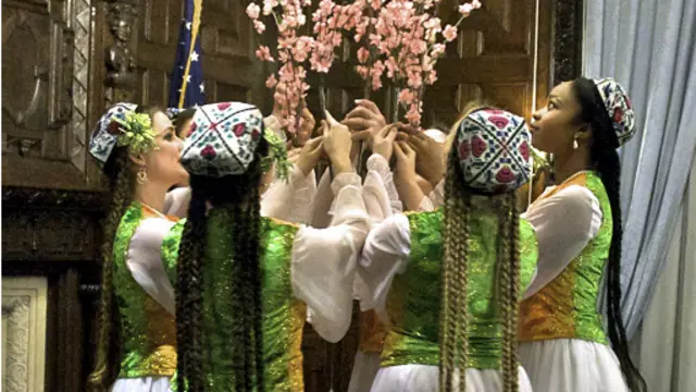 Tukli mushukning guruh sikishi Sharqiy kanizak porno