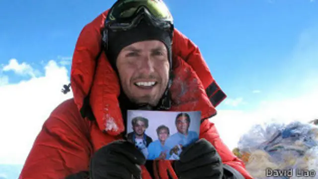 Liaño en la cumbre con la foto de su familia