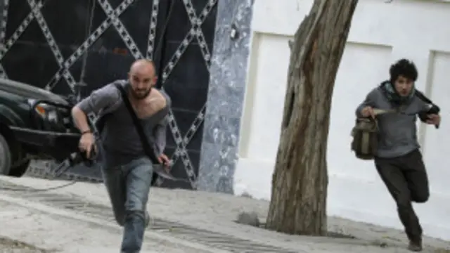 धमाके के बाद जान बचाकर भागते दो फोटोग्राफ़र