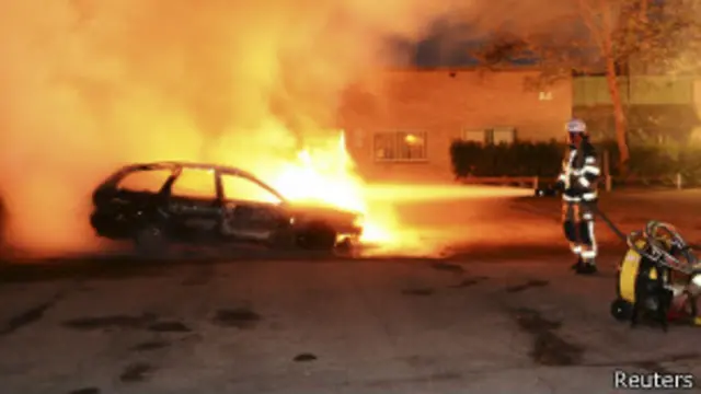 Carro incendiado nos arredores de Estocolmo (Reuters)