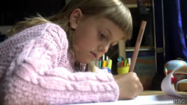 Menina estudando / BBC