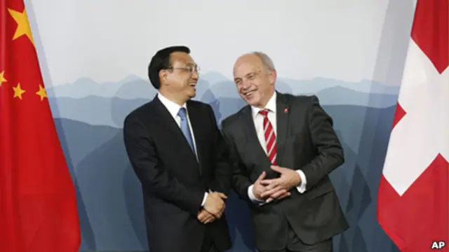 李克强(左)与瑞士联邦总统毛雷尔在瑞士卡赫薩茲出席自由贸易协议备忘录签字仪式(24/5/2013)