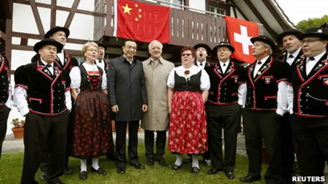 李克强与瑞士经济部长施奈德－阿曼（中右）和约德尔乐队成员合照（24/5/2013）